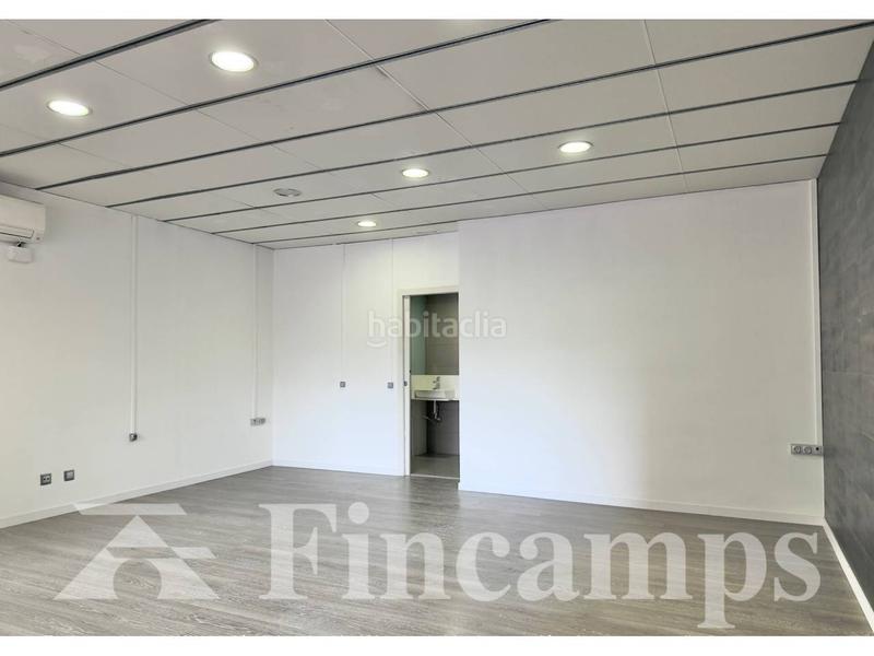 Foto 2f4b3bf6-734f-4d08-afe9-cef5549b9fbe. Alquiler local comercial en vallirana 22 pequeño local totalmente reformado en Sabadell