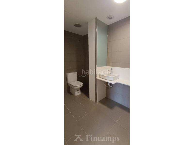 Foto 721b7d69-bf03-4a86-98f8-d6c98b9b5d77. Alquiler local comercial en vallirana 22 pequeño local totalmente reformado en Sabadell