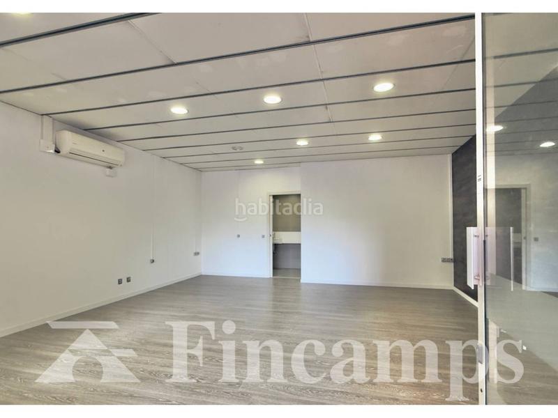 Foto b1b599d1-dc7a-4a11-9d5c-2bd9fb3b9caf. Alquiler local comercial en vallirana 22 pequeño local totalmente reformado en Sabadell
