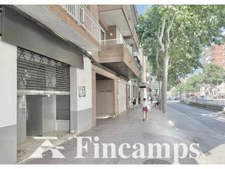 Location Local commercial à Latorre 25-27. Local en alquiler con salida de humos junto a la rambla