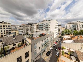 Pis a Eixample. Gran àtic de 120m a leixample, a tocar del centre!