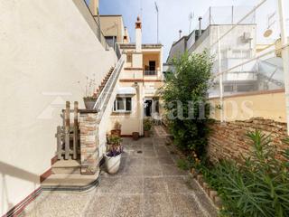 Casa  Regàs. Gran casa a leixample  semi centre de sabadell amb pati i pàrqui