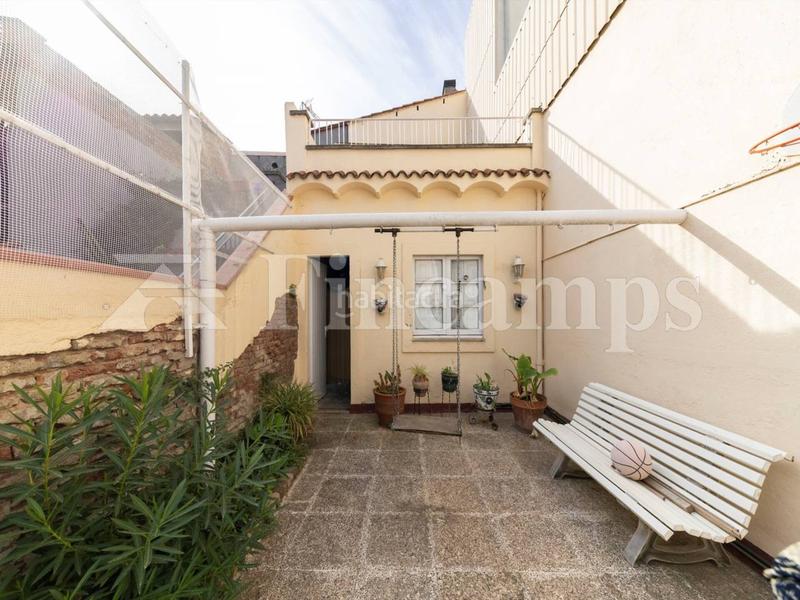 Foto b0a0f13b-3cb1-47f0-a999-a27612892b65. Casa gran casa a leixample semi centre amb pati i pàrquing en Sabadell