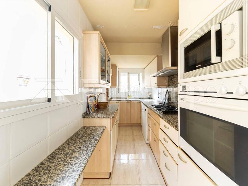 Foto b9948812-ac70-4758-92bd-04b5612426f8. Casa gran casa a leixample semi centre amb pati i pàrquing en Sabadell
