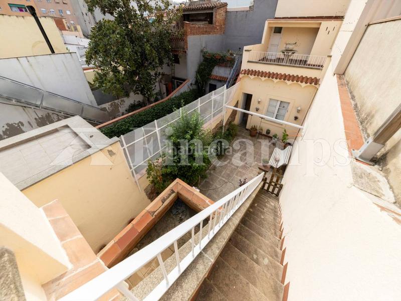 Foto c4a9f5af-a8b6-4fa7-846d-d80b899441e2. Casa gran casa a leixample semi centre amb pati i pàrquing en Sabadell