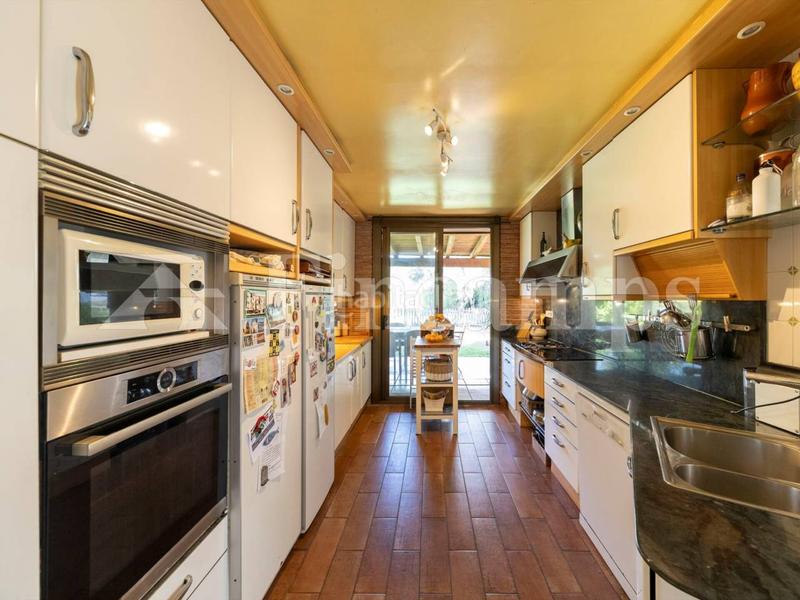 Foto 8c5e3442-c2ed-4426-aa25-099e2cfc50dc. Casa con riscaldamento parcheggio piscina in Bellaterra