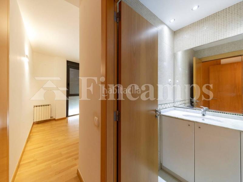 Foto 0f1d3919-1b8e-4d10-b533-56576b3a7ef0. Piso  seminuevo de tres habitaciones con parking y trastero en gracia en Sabadell