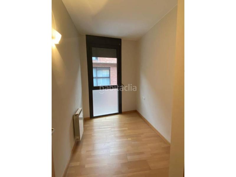 Foto 1967a096-3600-4133-abda-679d0f9b73b9. Piso  seminuevo de tres habitaciones con parking y trastero en gracia en Sabadell