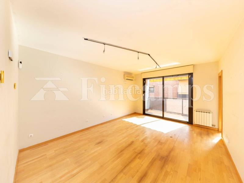 Foto 443c6ce6-06dc-4fb0-a355-4f299d0e2c94. Piso  seminuevo de tres habitaciones con parking y trastero en gracia en Sabadell