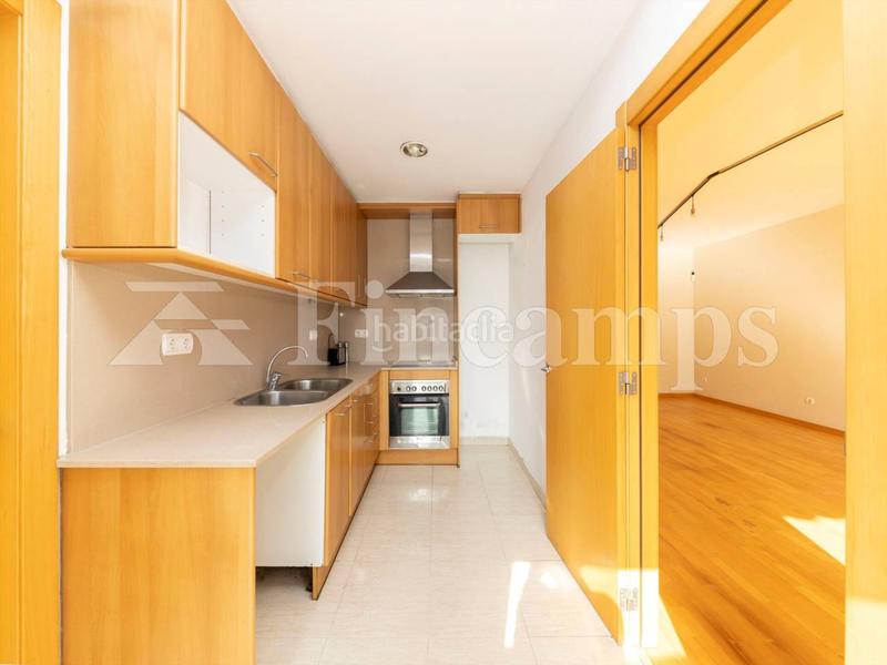 Foto 61b516da-62bd-4bf0-b0d7-670557fd035e. Piso  seminuevo de tres habitaciones con parking y trastero en gracia en Sabadell