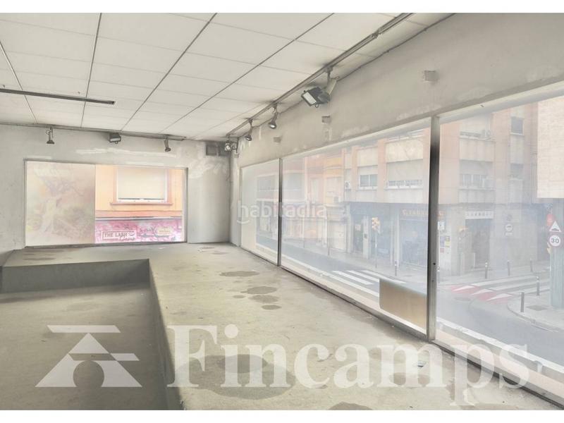 Foto 73c13f63-ba2f-45ea-8143-61806bf4d8d0. Alquiler local comercial en barcelona 26 fantástico local esquinero con altillo. en Sabadell