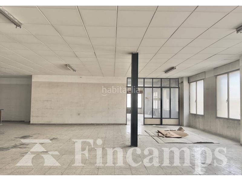 Foto a0a4ad15-2558-4f2b-8f87-3828f921091c. Alquiler local comercial en barcelona 26 fantástico local esquinero con altillo. en Sabadell