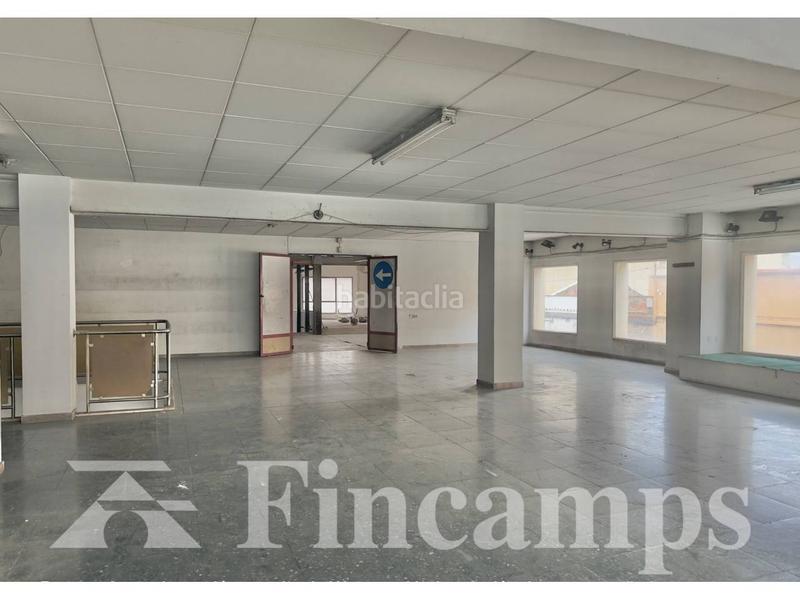Foto d4855d13-b558-4d48-af51-e0689cc694a7. Alquiler local comercial en barcelona 26 fantástico local esquinero con altillo. en Sabadell
