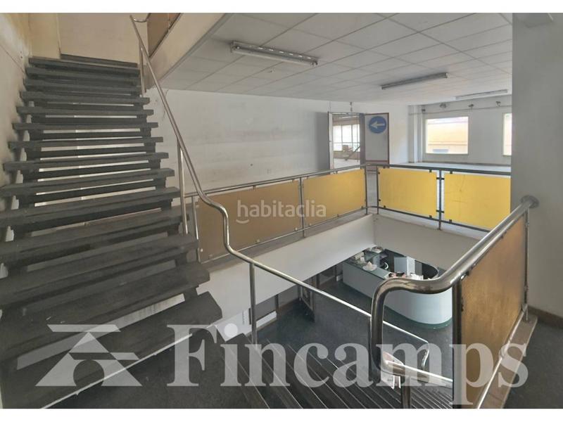 Foto e498b81a-6361-41e3-8cf6-b22a009341cb. Alquiler local comercial en barcelona 26 fantástico local esquinero con altillo. en Sabadell