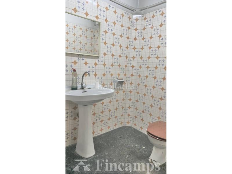 Foto f8eb25c3-9f9f-42dc-a71d-dca03545307d. Alquiler local comercial en barcelona 26 fantástico local esquinero con altillo. en Sabadell