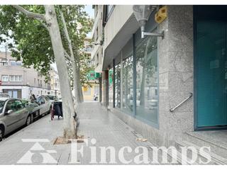 Local Comercial  Viladomat. Local en venta con cuatro plazas de parking