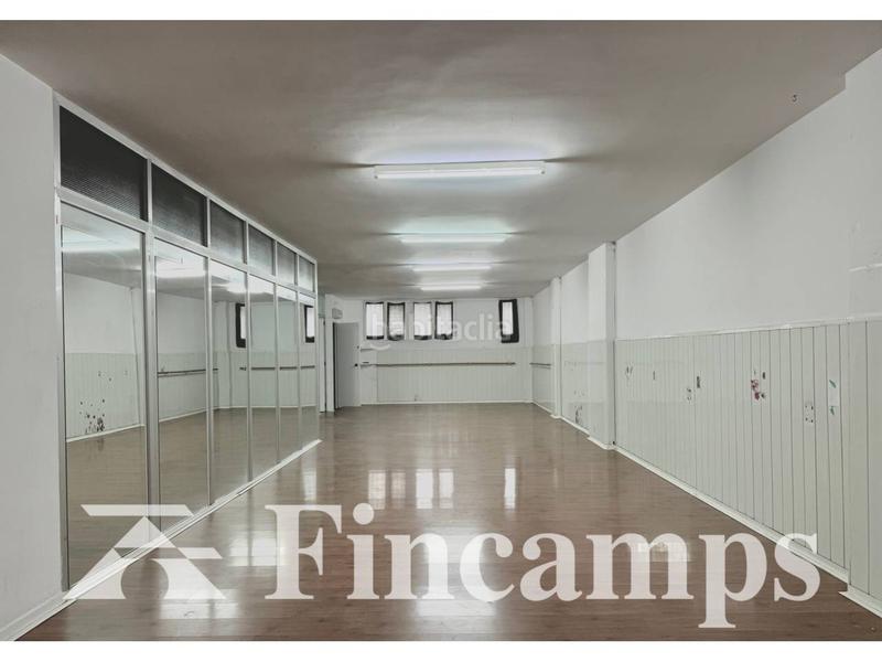 Foto ea9bbb8f-a649-44ed-b923-3223827059a5. Lloguer local comercial a Centre Sabadell