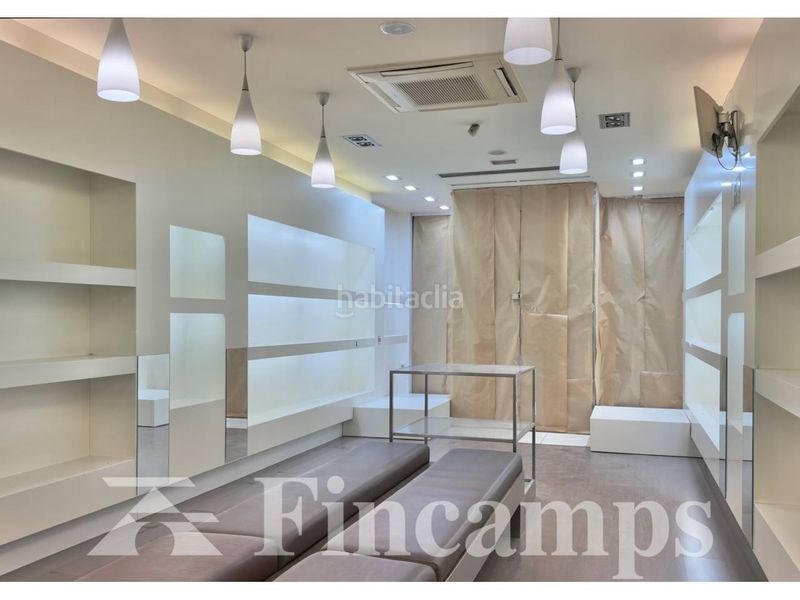 Foto f8d840a0-a3d5-448a-8eae-5b6554836fd0. Rent business premise in calle gracia 22 in Centre Sabadell