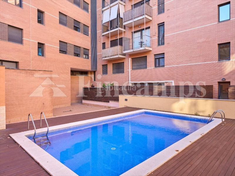 Foto f0f06d8f-8ff2-4b56-81ff-9abca70f0ac8. Pis amb aparcament piscina a Centre Sabadell