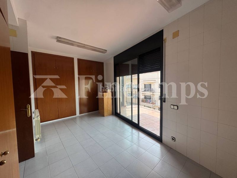 Foto 79b6bd28-e01b-4555-923a-b0ae0bf71c5d. Casa amb calefacció aparcament a Centre Sabadell