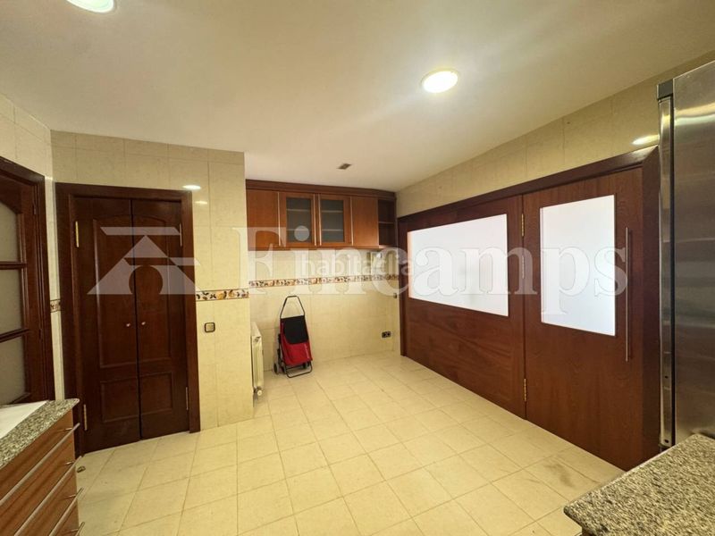 Foto 82e92c05-8d5a-4801-92d5-52668652015d. Casa amb calefacció aparcament a Centre Sabadell
