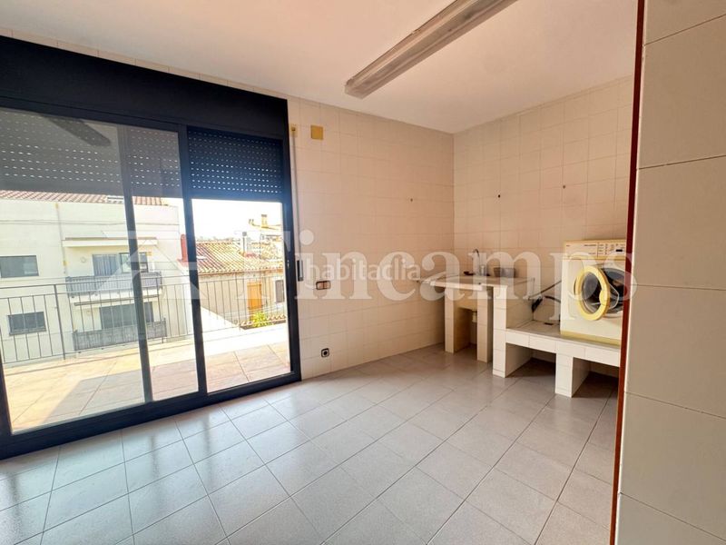 Foto b9ac4dd6-df4e-4837-aa74-b0faef29b91a. Casa amb calefacció aparcament a Centre Sabadell