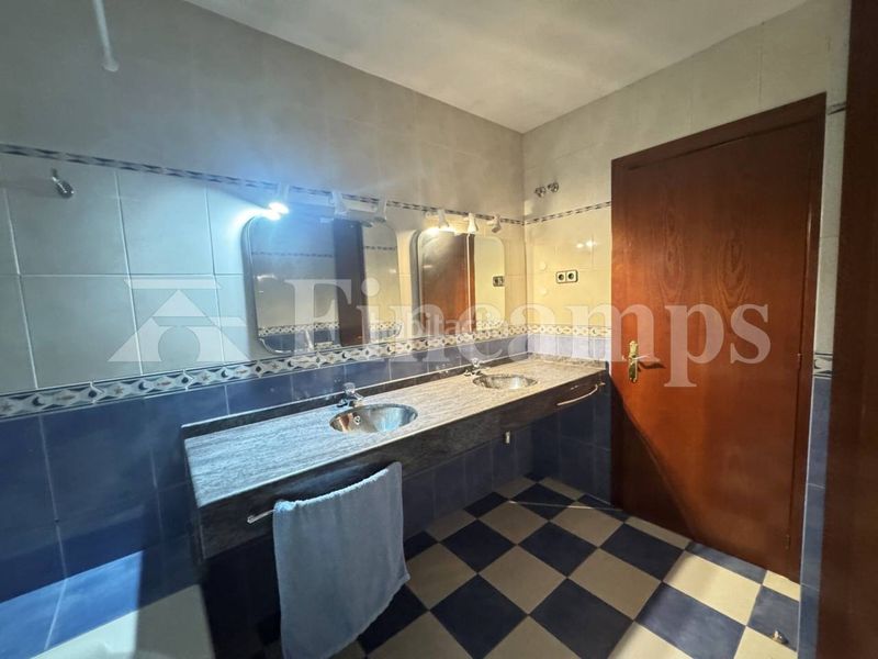 Foto f882a709-aa29-4e78-8b72-d98055d9e7fc. Casa amb calefacció aparcament a Centre Sabadell