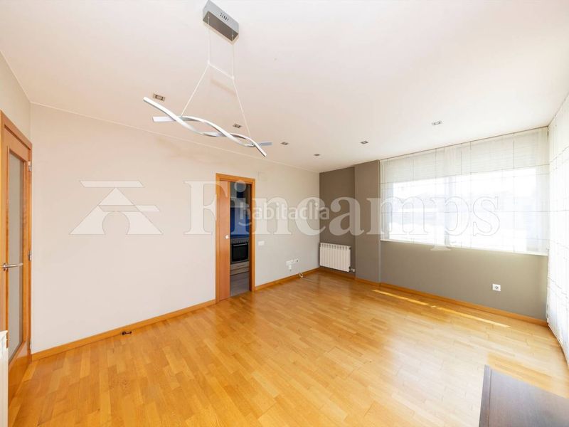 Foto a1b0d421-92d1-4cd0-912c-77cf8e2bb832. Àtic amb calefacció aparcament a Can Roca Terrassa