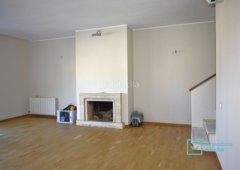 Foto e574e6f5-e8e9-4b32-bbca-939e600a2594. Casa adossada amb xemeneia calefacció aparcament a Tiana