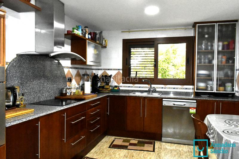 Foto 2617a662-f015-473d-b993-d5133dae18a8. Casa bifamiliare con camino riscaldamento parcheggio in Tiana