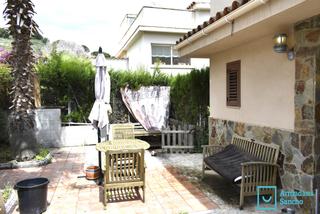 Casa aparellada  Carrer els vessants. Casa apareada en tiana