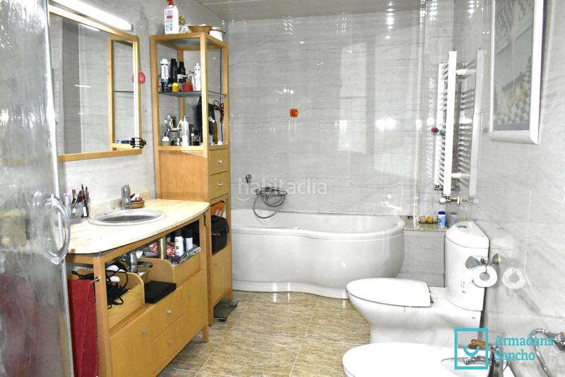 Foto 96cec8ed-e639-4a23-ba4c-30b16ae27b75. Casa bifamiliare con camino riscaldamento parcheggio in Tiana