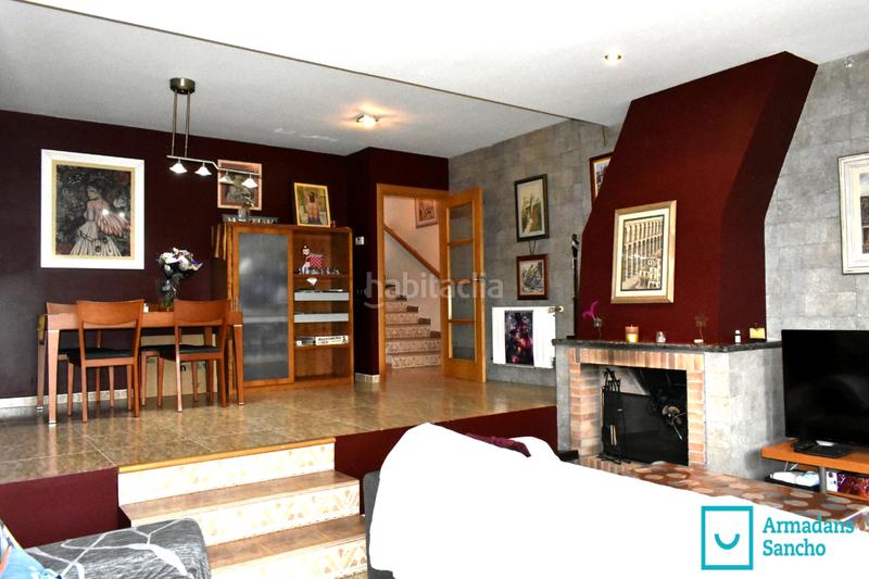 Foto eaee0cf8-8c65-415a-b313-dcf146e853d7. Casa bifamiliare con camino riscaldamento parcheggio in Tiana