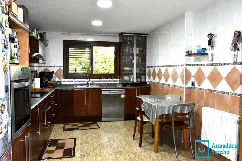 Foto ff3b84f6-be14-41cf-bd88-c3ffc9ce91b4. Casa bifamiliare con camino riscaldamento parcheggio in Tiana