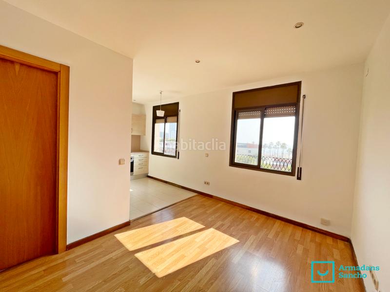 Foto b587f513-219c-4282-ba45-9d37014575ed. Piso en carrer de berenguer mallol 5 piso con vistas al mar en Barcelona