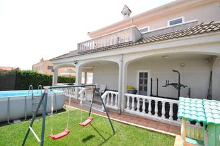 Chalet en Platges. Chalet con piscina y amplio jardín cerca de la playa de les delí