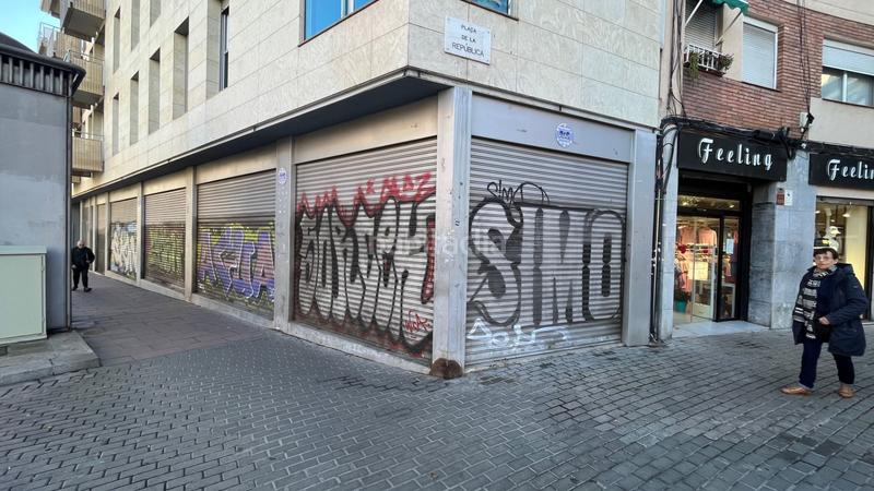 Foto 989eb240-39c2-4383-a28a-f2cfee30f920. Lloguer local comercial a valldaura 222 a Porta Barcelona