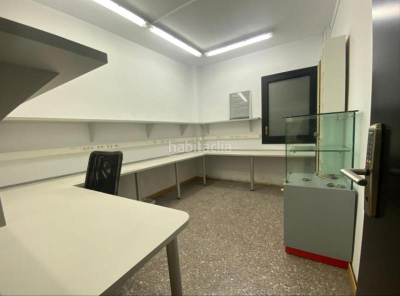 Foto 892e82c8-f78d-4499-b652-ce5435f6ff42. Lloguer local comercial a mistral 17 a Sant Antoni Barcelona