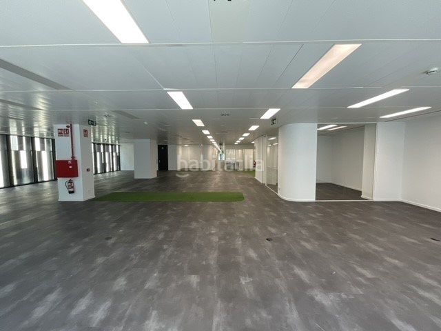 Foto 543117c8-28a1-4939-be42-b7a767ba841a. Alquiler edificio en pallars 190 en Poblenou Barcelona