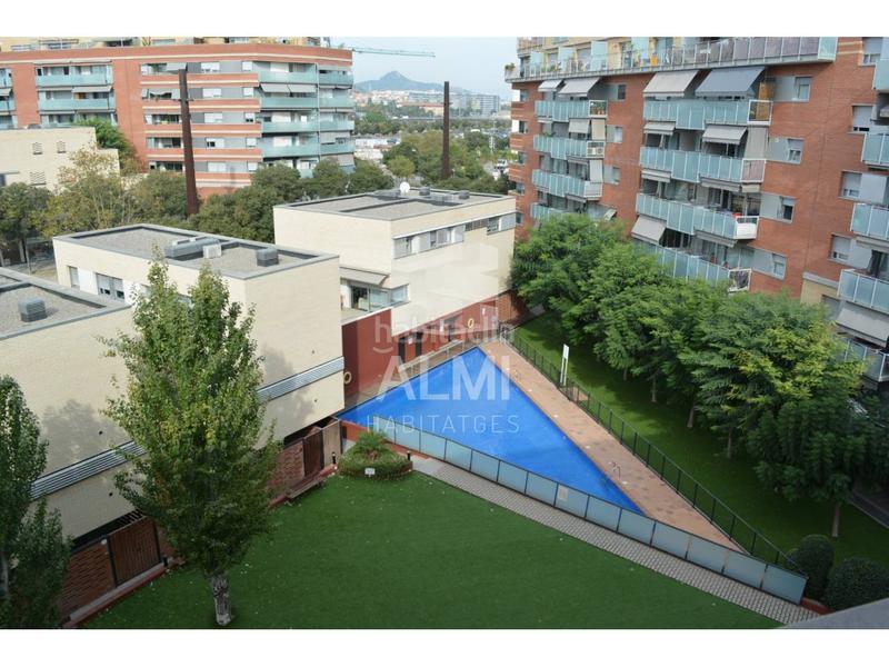 Foto afc027ef-3319-4152-a99d-9f4f3114fb60. Affitto attico con riscaldamento piscina in Bon Pastor Barcelona