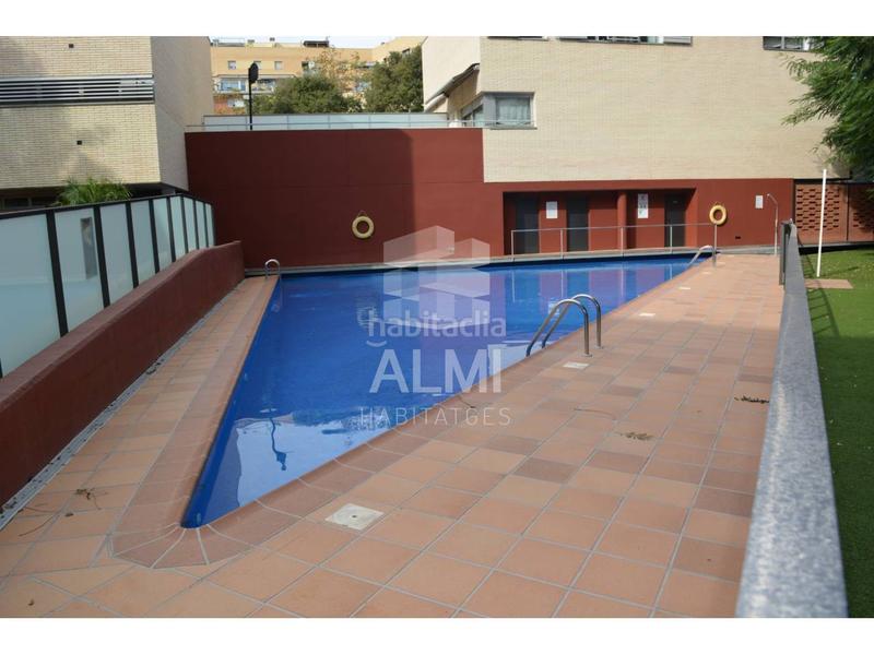 Foto fb5b3d83-2dbf-4f74-a6bd-61c27cabbf8e. Affitto attico con riscaldamento piscina in Bon Pastor Barcelona