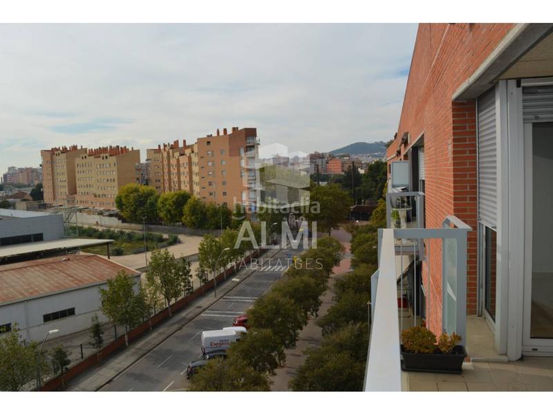 Foto b871dfe6-b2c6-44f2-bf7d-b0e4d2118892. Lloguer àtic amb calefacció piscina a Bon Pastor Barcelona