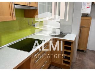 Rent Flat  Calle residència. Piso en alquiler de 2 habitaciones y balcón