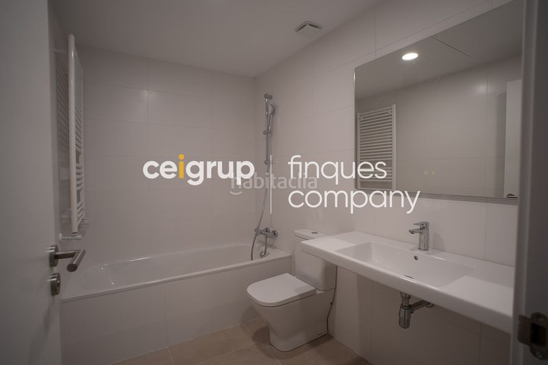 Foto 4222a8f0-da43-42f3-a231-096da774a731. Planta baixa amb calefacció aparcament piscina a Girona