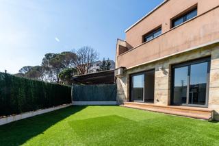 Casa aparellada a Sant Julià del Llor i Bonmatí. Casa chalet