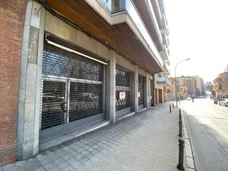 Location Local commercial à Centre. Local