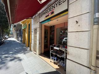 Lloguer Local Comercial a Centre. Local