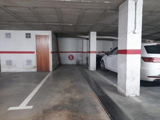 Parking coche en Eixample-Horta Capallera. Aparcamiento