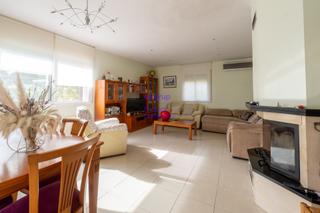 Chalet en Bescanó. Casa chalet