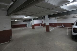 Parking voiture à Centre. Aparcamiento